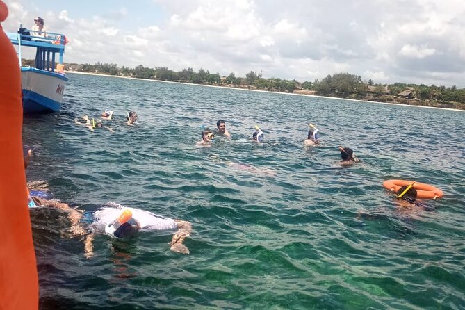 Diani Beach: Glass-bottom Boat Ride with Underwater Show - Starting with a tuk-tuk from your Diani hotel