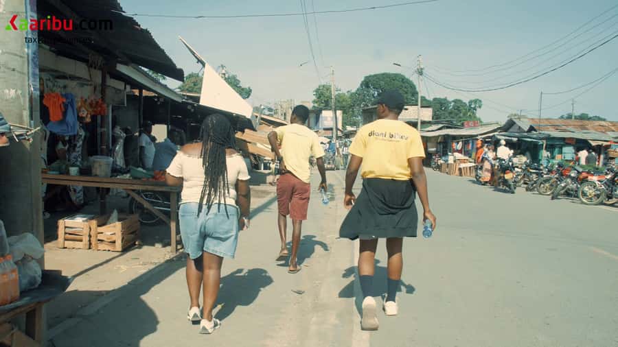Diani Beach: Village tour on a bike with hotel pick-up - Time at the village home