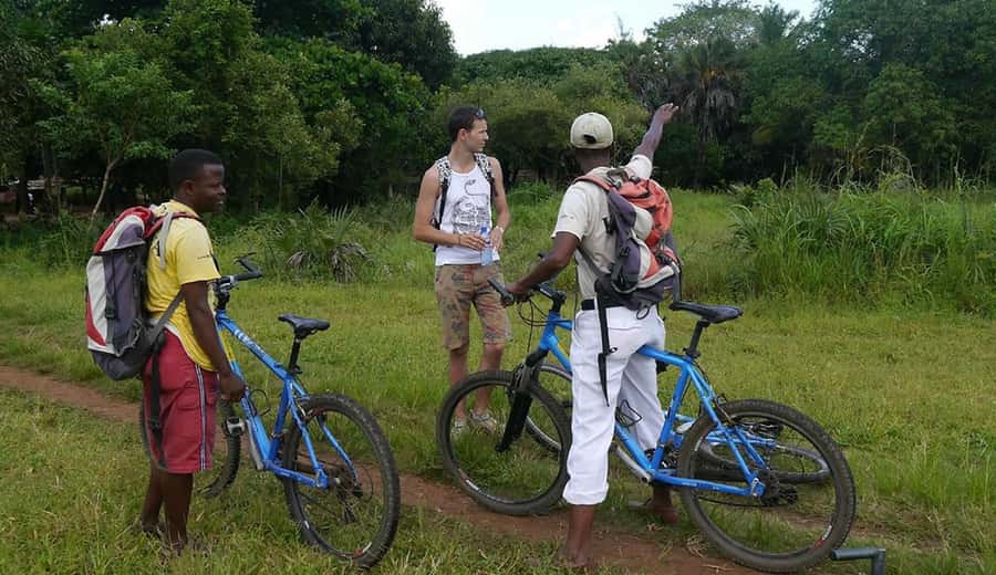 Diani Beach: Village tour on a bike with hotel pick-up - Learning from the traditional herbalist