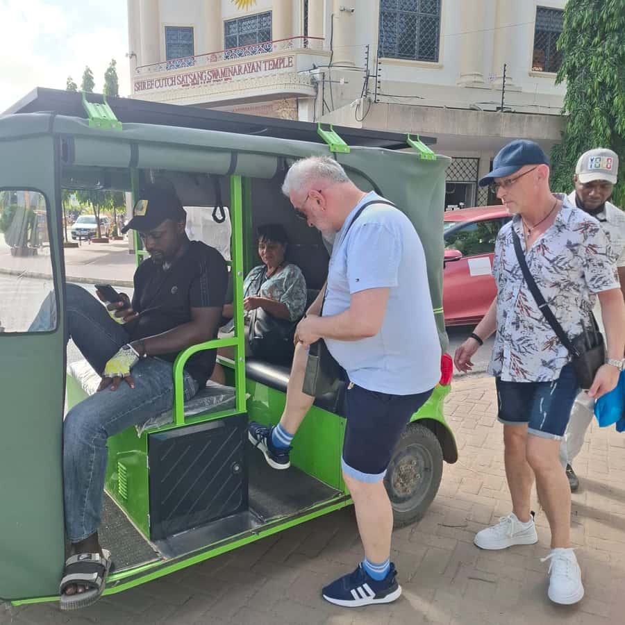 MOMBASA:FortJesus,OldTown,SpiceMarket, Shiva Temple DayTour. - Old Town turns history into a street walk