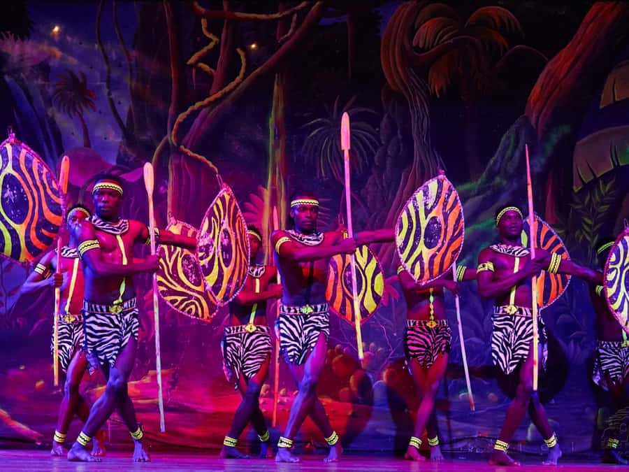Nairobi: Cabaret Show with Dinner at Safari Park Hotel - A Kenyan night out at Safari Park Hotel