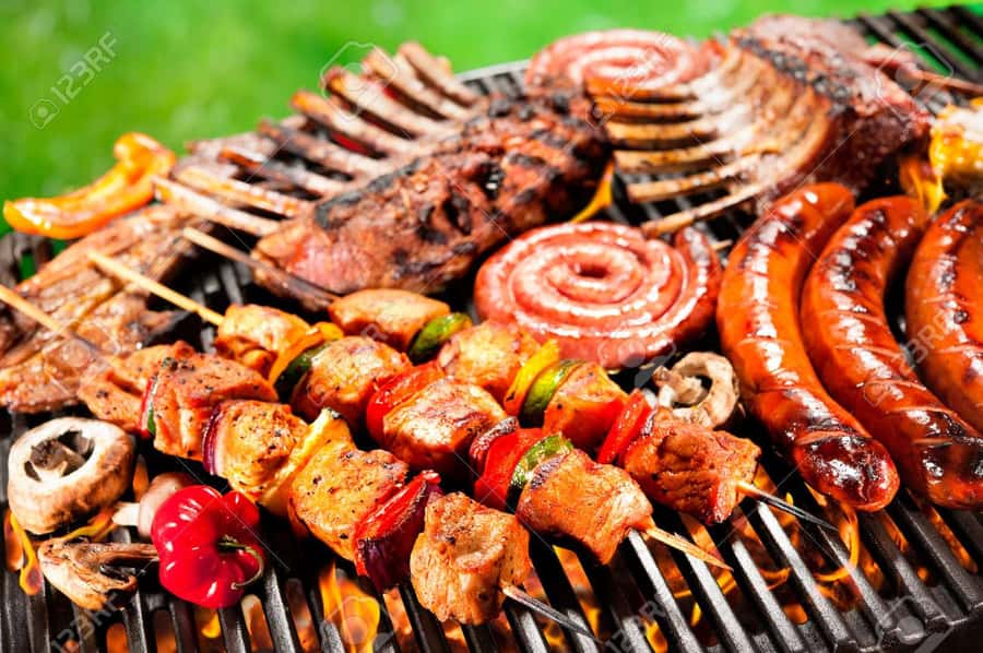 Nairobi: Cabaret Show with Dinner at Safari Park Hotel - Live music from 7 p.m. onward