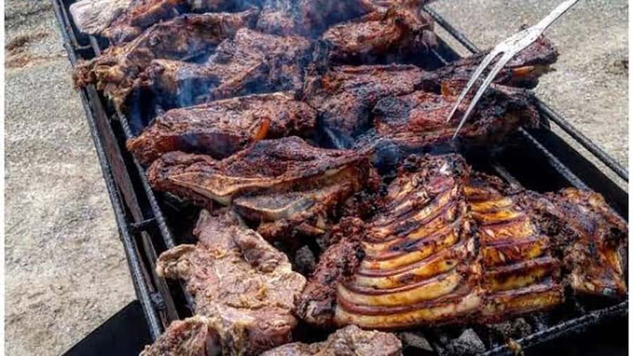 Nairobi: Cabaret Show with Dinner at Safari Park Hotel - Who will enjoy this evening most?