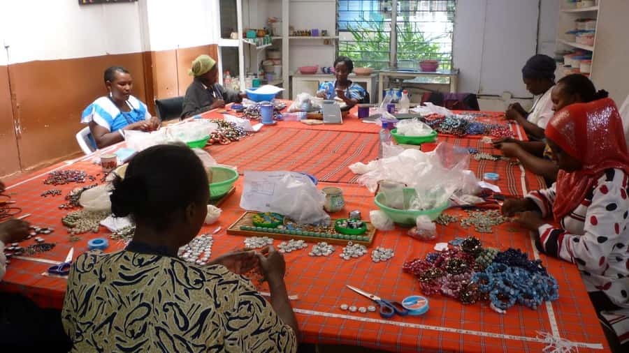 Nairobi: Giraffe Center, Elephant Orphanage and Bomas Tour - Seeing how Kazuri Beads are made