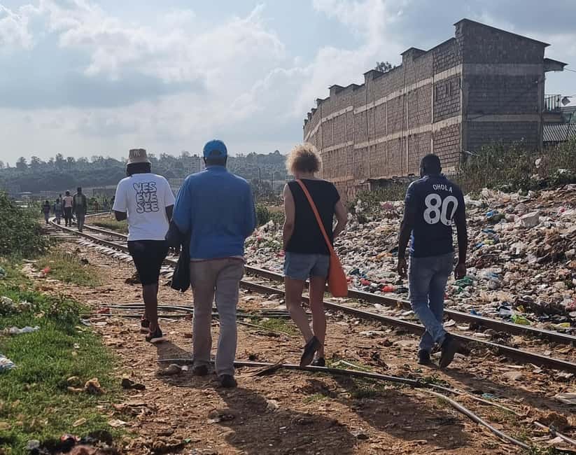 Nairobi: Visit Kibera Slum with a Social Entrepreneur - Stop five: OAC Kenya Crafts and fair-price shopping