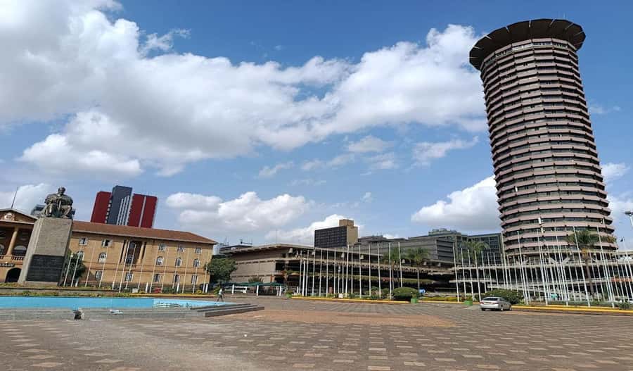 Nairobi Walking Tour, GiraffeCentre & Souvenir Shopping Tour - Finding the Maasai Market on the right day