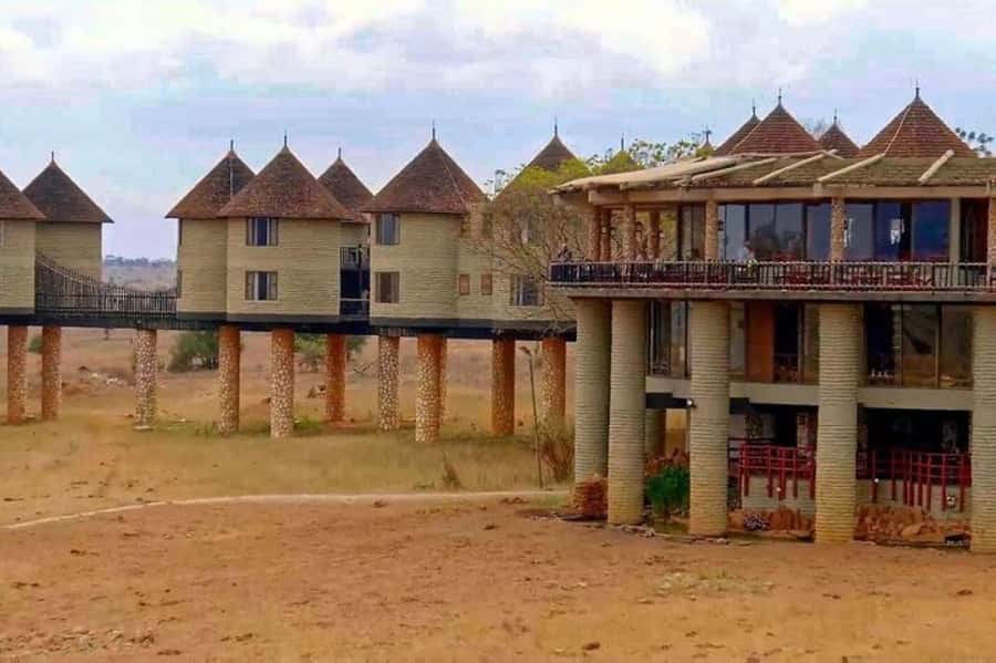 PRIVATE OVERNIGHT SALTLICK SAFARI FROM MOMBASA OR DIANI - The road from Mombasa or Diani to Taita Hills