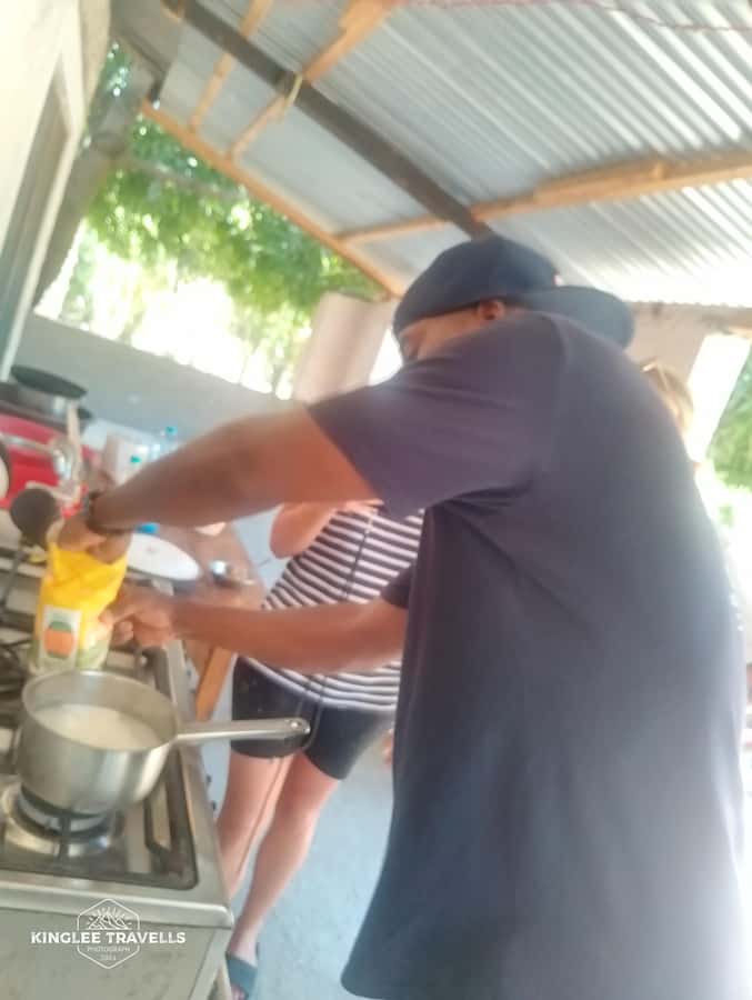 Watamu: Learn Kenyan Cusine with Jonathan - Rolling Chapati and Preparing Samosas